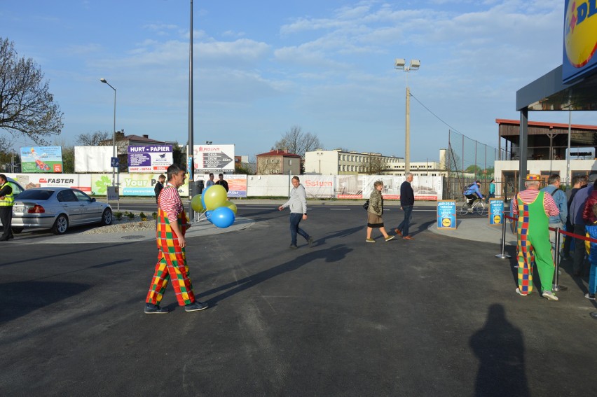 Tarnów. Nowy supermarket Lidla już otwarty. Pierwsi kolejkowicze stali przed drzwiami już o 6 rano [ZDJĘCIA]