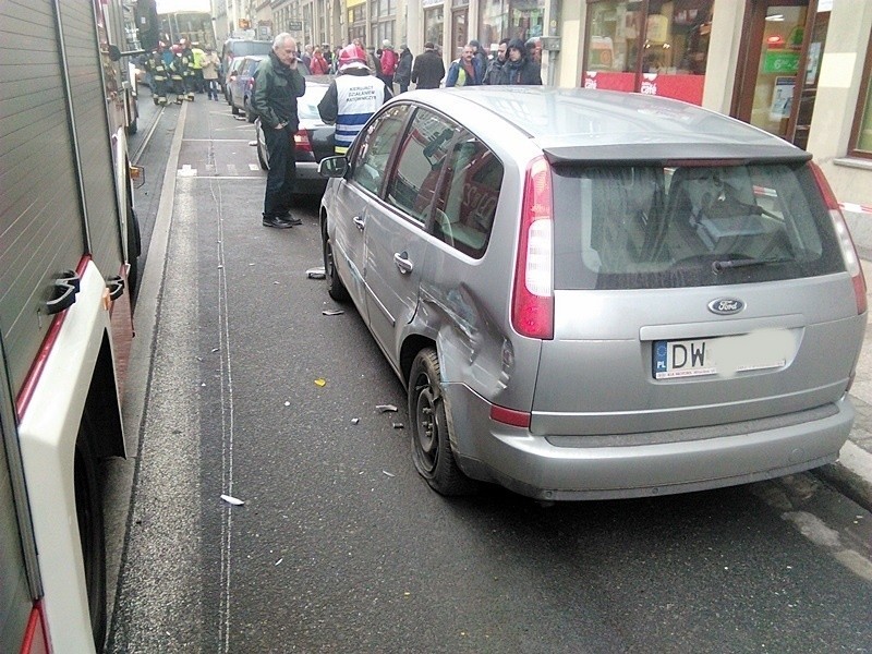 Wrocław: Wypadek na Krupniczej. Tramwaj wykoleił się i uderzył w samochody. Są ranni (ZDJĘCIA, FILM)