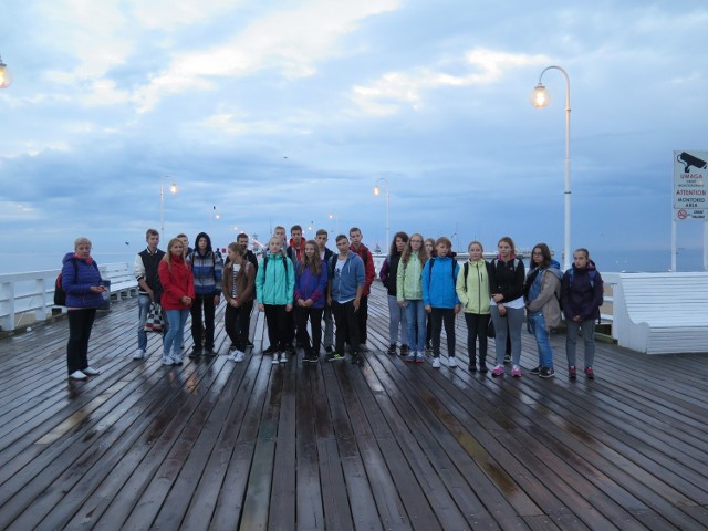 Niedzielne zwiedzanie gimnazjaliści rozpoczęli nad polskim morzem, w Sopocie.