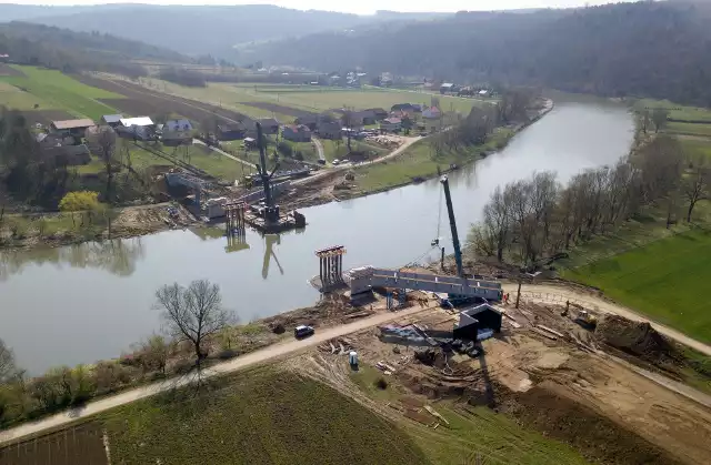 W Sielnicy (gm. Dubiecko) k. Przemyśla trwa budowa mostu na rzece San. Lokalna społeczność czeka na przeprawę od kilkudziesięciu lat. Żeby dostać się do Dubiecka, korzystać trzeba z promu, a w zimie nadrabiać tylko w jedną stronę 20 km! Most od długości 171 metrów będzie miał konstrukcję zespoloną stalowo-żelbetową. Jego budowa pochłonie ponad 16 mln zł (8 mln 368 tys. zł z budżetu powiatu przemyskiego, 5 mln 824 tys. z budżetu państwa, 1 mln 500 tys. z budżetu gm. Dubiecko). To największa inwestycja drogowa w historii powiatu przemyskiego. Most ma być gotowy w 2019 r.Zobacz także: Zakończyła się budowa pierwszego mostu łączącego Chiny z Rosją. To część Nowego Jedwabnego Szlaku