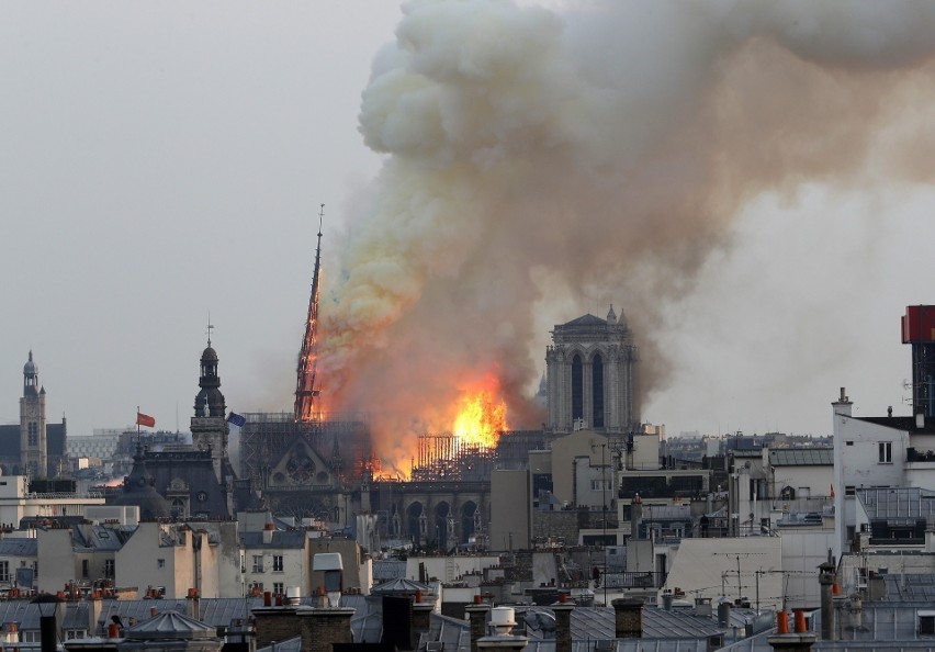We Francji ruszyły zbiórki na odbudowę katedry Notre Dame po...