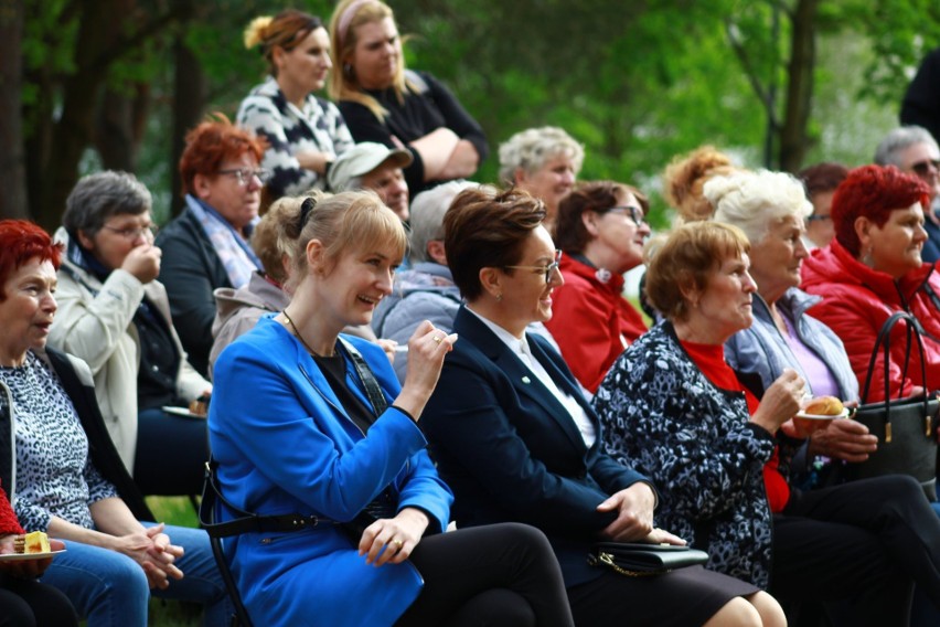 Wszystkie mamy dostały zrobione przez dzieci kwiatki.