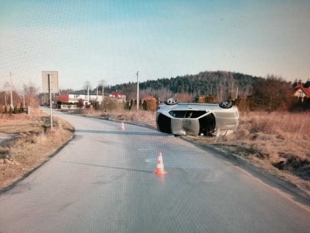 BMW wypadło z drogi w Sukowie. Dwie osoby w szpitalu