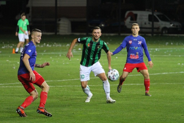 Poprzedni mecz z Wisłą Sandomierz Piotr Mroziński (z piłką) i jego koledzy ze Stali Stalowa wola przegrali 0:1