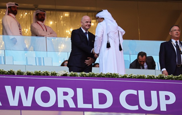 Prezydent FIFA, Gianni Infantino znakomicie czuje się w towarzystwie arabskich szejków