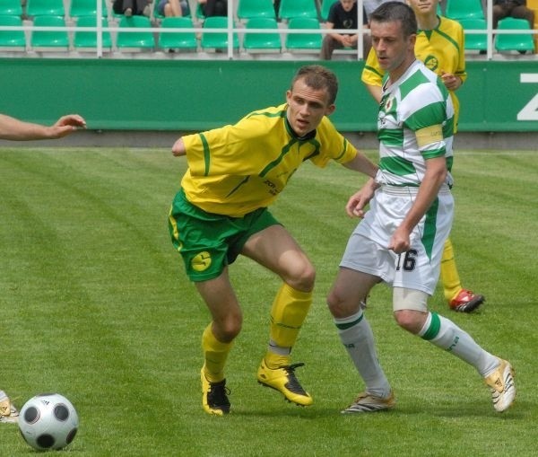 Przemysław Stąporski (żółta koszulka) musiał opuścić boiska już w pierwszej minucie gry.