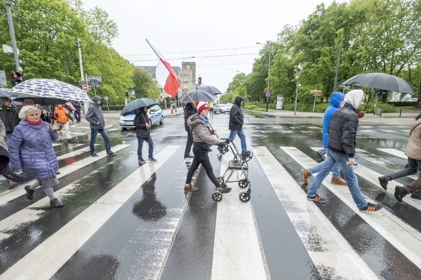 Około 50 osób w niedzielę przeszło ulicami Poznania, by...