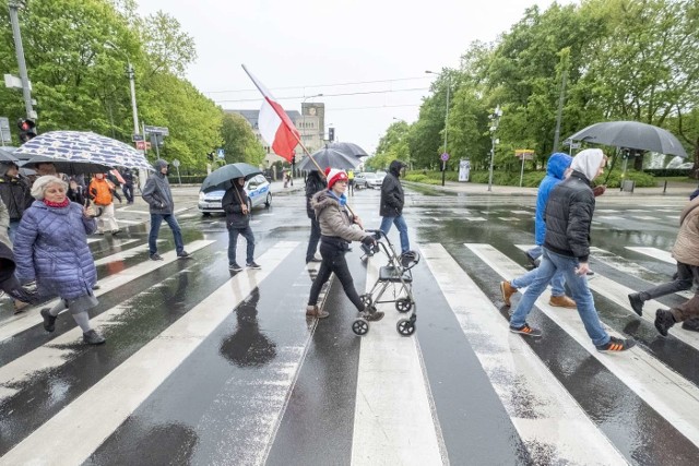 Około 50 osób w niedzielę przeszło ulicami Poznania, by uczcić pamięć rotmistrza Witolda Pileckiego. Na niską frekwencję wpływ miała z pewnością deszczowa pogoda. Wśród maszerujących nie zabrakło polityków prawicy. Zobacz zdjęcia ---->