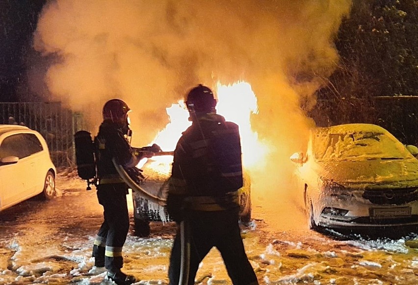 W nocy doszło do pożaru dwóch samochodów w Mysłowicach.