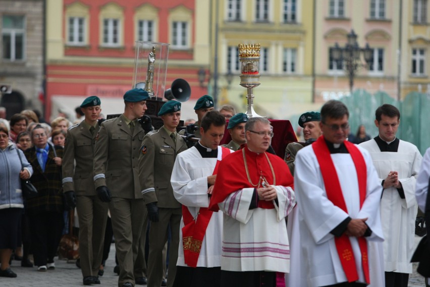 Przez Wrocław przeszła procesja z relikwiami św. Doroty i św. Stanisława (ZDJĘCIA)