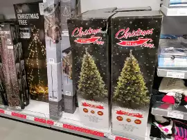 Czy to już nadchodzą święta Bożego Narodzenia? Mikołaje, choinki i bombki  dostępne od września w sklepach Action [ZDJĘCIA] | Gazeta Krakowska