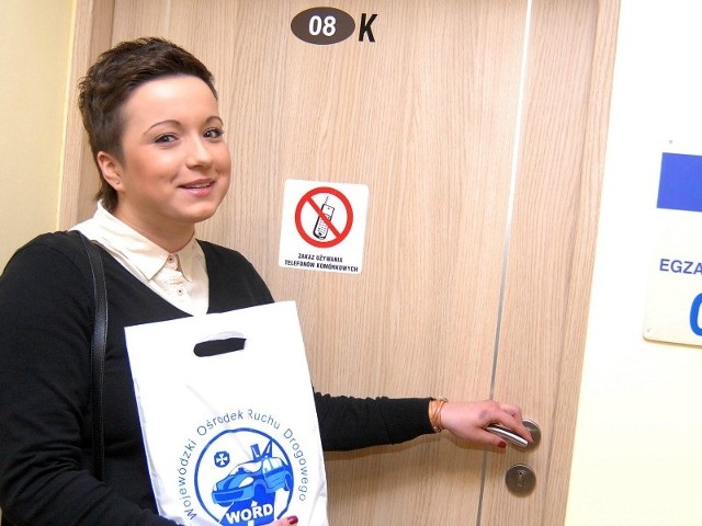 Paulina Bujny to jedna z dwóch pierwszych osób, które zdały nowy egzamin na Podkarpaciu: - wszystkim, którzy przygotowują się do testu radzę skupić się na nauce przepisów ruchu drogowego. Jeśli opanujecie podstawy, zdacie &#8211; przekonuje.