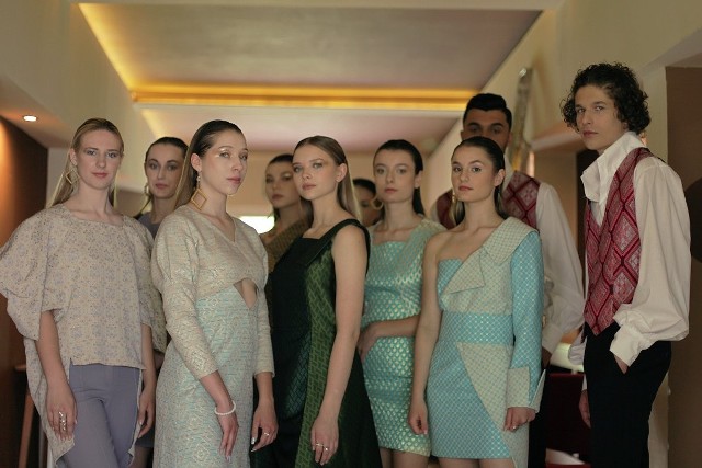 Pokaz mody w częstochowskiej odzieżówce. Jakie trendy wyznaczają młodzi projektanci? Zobacz kolejne zdjęcia. Przesuwaj zdjęcia w prawo - naciśnij strzałkę lub przycisk NASTĘPNE