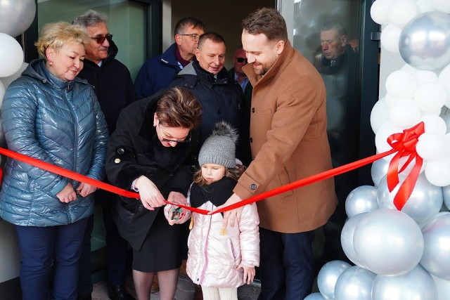 Podczas uroczystego przecięcia wstęgi Centrum Rehabilitacji i Edukacji Społecznej w Krynkach. Na zdjęciu z nożyczkami pięcioletnia Maja Szymańska – najmłodsza uczestniczka spotkania