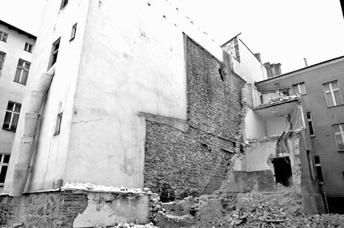 Wyburzanie oficyn od zaplecza kamienic przy ulicy Bohaterów Warszawy.