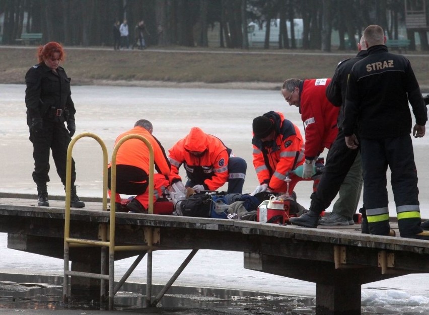 Strażacy wyciągnęli człowieka który wpadł pod lód