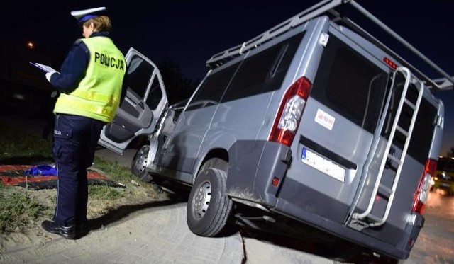 W Prusimiu pod Międzychodem doszło do wypadku busa, którym podróżowali nielegalni imigranci. Pasażerowie uciekli, ale policja zdołała ich odnaleźć.Zobacz więcej: Nielegalna podróż zakończona katastrofą