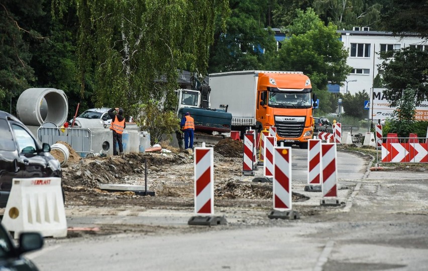 Kierowcy mogą już poruszać się po nowym rondzie na zbiegu...