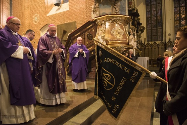 Uroczysta msza święta z okazji 40. rocznicy Izby Adwokackiej w Toruniu i poświęcenie sztandaru.