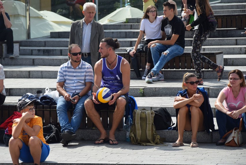 Na początek BeachBall Radom 2018 rozegrano turniej mixtów, w...