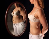 Anoreksja – objawy, przyczyny i skutki jadłowstrętu psychicznego. Na czym polega leczenie anoreksji? Co łączy to zaburzenie z bulimią?