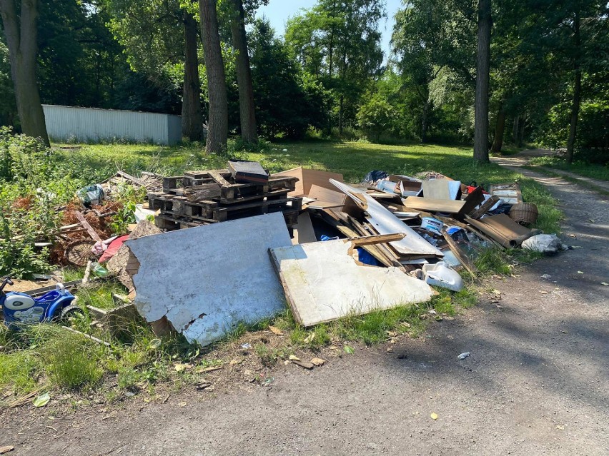 Tychy. Zachodzą zmiany na osiedlu Czułów. Co stanie się z zalegającymi stertami śmieci?