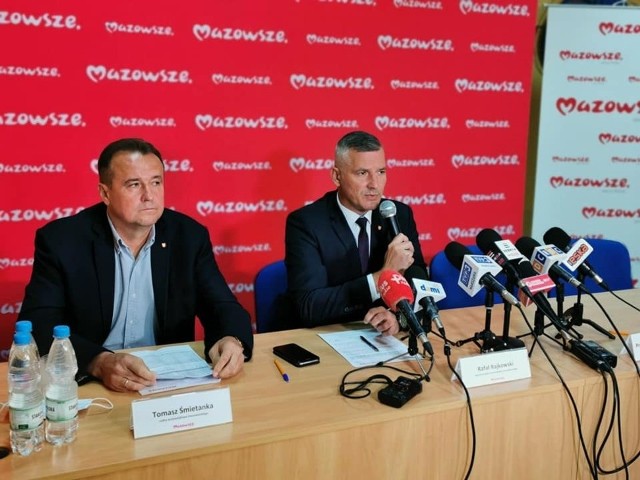 Zdjęcie z podpisania umów z beneficjentami Mazowieckiego Instrumentu Wsparcia Infrastruktury Sportowej z subregionu radomskiego.