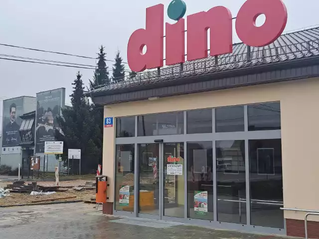 Budowa marketu Dino w Ciekotach w gminie Masłów jest już na ukończeniu. Wewnątrz sklepu są już regały, na których niebawem pojawią się produkty.