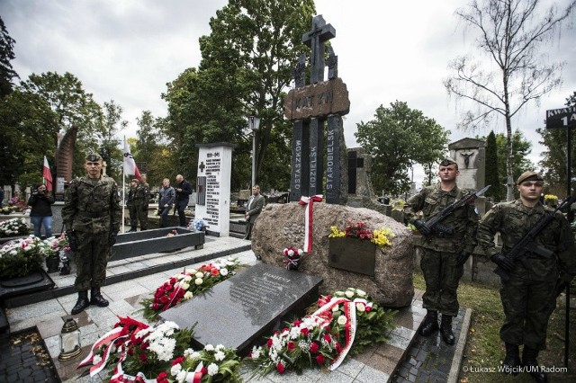 Kwiaty pod pomnikiem poległych na cmentarzu przy ulicy Limanowskiego złożyli między innymi przedstawiciele miasta, Rady Miejskiej, posłowie ziemi radomskiej oraz delegacje wojskowe.