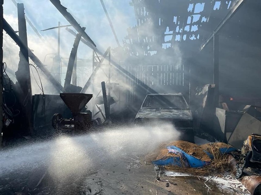 W gminie Kazanów spalił się warsztat samochodowy. Spłonęły dwa auta, cztery motocykle, rodzina prosi o pomoc