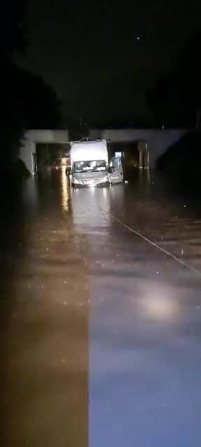 Wieliczka popłynęła. Woda zalała ulice, posesje, siedziby służb ratowniczych  