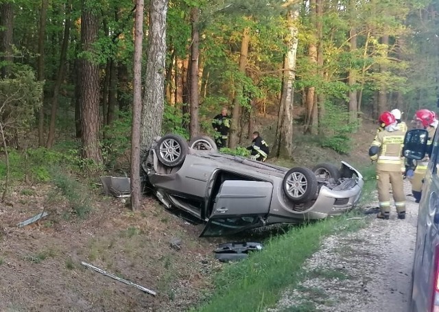 Groźny wypadek zdarzył się w poniedziałek (16 maja) koło Sulejowa. Samochód osobowy dachował i uderzył w drzewo. Ucierpiała kobieta.DALEJ>>>>.