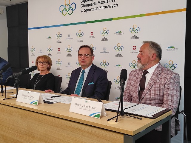 O szczegółach organizacji Ogólnopolskiej Olimpiady Młodzieży w Sportach Zimowych opowiedzieli na konferencji w UM, od lewej: Barbara Pelczar-Białek - dyrektor Departamentu Edukacji, Nauki, Sportu UMWP, marszałek Władysław Ortyl i Mateusz Błachowicz - prezes Podkarpackiej Federacji Sportu.