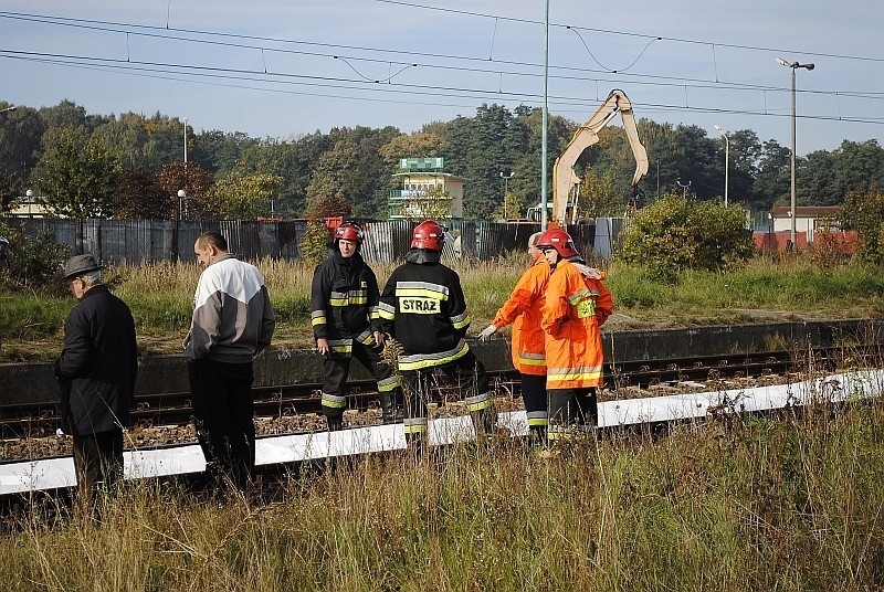 Mocznik rozsypany wzdłuż torów w Policach