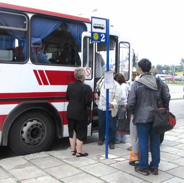 Pasażerom bielskiego dworca PKS niełatwo jest ustalić, z którego stanowiska, i o której godzinie odjeżdża autobus siemiatyckiego przewoźnika