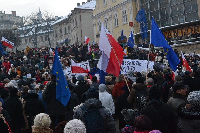 Manifestacja KOD w Bielsku-Białej. Mróz, demokracja, narodowcy i... poseł Pięta [ZDJĘCIA]