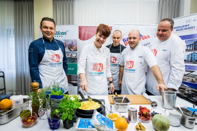 W bydgoskim City Hotelu szefowie kuchni, członkowie kapituły "Nasze Dobre z Kujaw i Pomorza 2016. Znak jakości Gazety Pomorskiej" przygotowywali dania z produktów zgłoszonych do plebiscytu (6 października). - Ale petarda - mówił o niektórych z nich Maciej Goncerzewicz, szef kuchni Restauracji Sowa w Bydgoszczy, przewodniczący kapituły. Z "Pomorską" gotowali także: Krzysztof Bielawski, szef kuchni z Torunia, Sebastian Ferenc, szef kuchni City Hotelu w Bydgoszczy, Agata Jędraszczak, właścicielka szkoły gotowania i platformy kuchniaagaty.pl i Marcin Szukaj, współwłaściciel "Restauracji Kuchnia" w Bydgoszczy - szef kuchni. Powstały unikalne przepisy z produktów, które walczą o nasz znak jakości, ale na razie nie możemy zdradzać więcej szczegółów. 