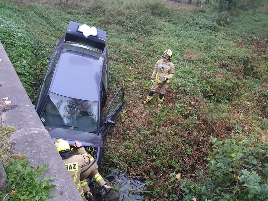 Szczybały Orłowskie. Passat wpadł do rowu i uderzył w przepust (zdjęcia)