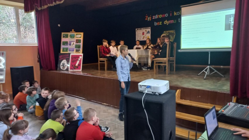 Uczniowie z Iwanisk wiedzą wszystko o szkodliwości palenia papierosów. Światowy Dzień Rzucania Palenia w szkole. Zobacz zdjęcia