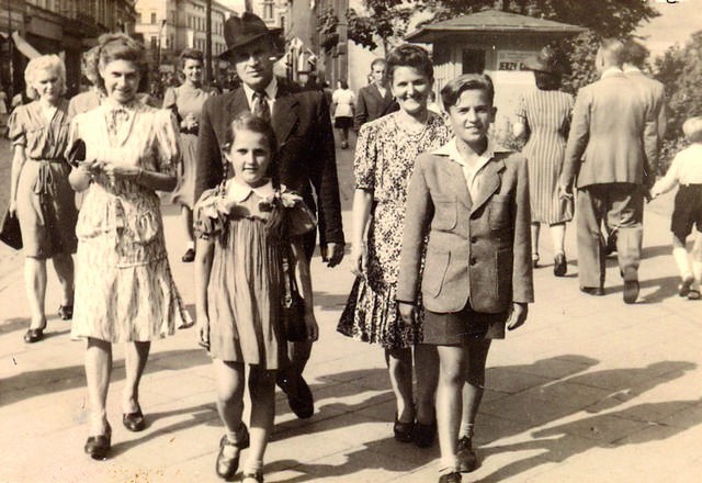 Zakład Bolesława Langera mieścił się przy ul. Pomorskiej 54. Ten fotograf, w 1946 roku, uwiecznił na zdjęciu Krystynę Czarrę-Szews z rodzicami, ciocią i bratem Jurkiem.  Spacerowali ul. Gdańską.