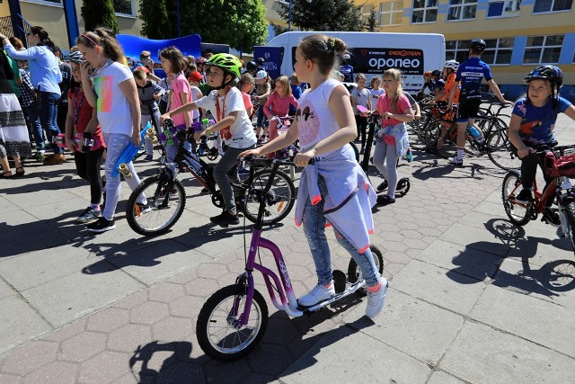 W Szkole Podstawowej nr 32 zainaugurowana została kampania społeczna „Rowerowy Maj”, która promuje wśród uczniów poruszanie się na rowerach. W tym  roku bierze w niej udział 30 miast. w Toruniu do udziału zgłosiło się 12 szkół podstawowych i dwa przedszkola - łącznie ok. 2500 uczestników z 250 oddziałów. W ramach kampanii liczone będą aktywne podróże do szkoły lub przedszkola odbyte w dniach od 7 do 30 maja 2018 r.Kampania zakłada rywalizację w formie zabawy na trzech poziomach: indywidualnym, klasowym oraz w grupie uczestniczących w Kampanii placówek. Najaktywniejsi uczestnicy Kampanii w każdej kategorii zostają nagrodzeni. Szkoła, która okaże się najlepsza w tej rywalizacji, otrzyma 30 tys. zł na zakup rowerów. Drugą nagrodą jest kwota w wysokości 15 tys. zł na wykonanie zadaszonej wiaty rowerowej przy szkole, a trzecia – środki na zakup i montaż 40 stojaków rowerowych. Oprócz tego zostaną też przyznane nagrody indywidualne. Podsumowaniem kampanii będzie piknik rowerowy na Barbarce 9 czerwca 2018 r.Zobacz także:Potrafisz mówić po toruńsku?Atak z siekierą na toruńskiego policjantaŚmierć11-letniego Kacpra. Jest akt oskarżeniaNowosciTorun