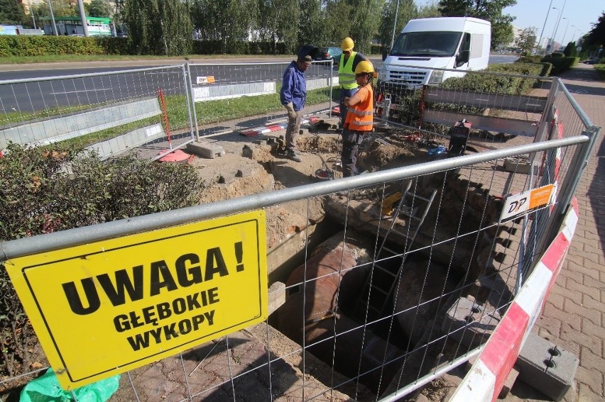 Trwa naprawa sieci ciepłowniczej w pobliżu skrzyżowania ul....