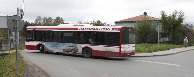 Nie wszystkie skrzyżowania nadają się dla autobusów. Tak jest na przykład na zbiegu ulic Potkańskiego i Starej Woli Gołębiowskiej. W trakcie wyjazdu autobusy tarasują praktycznie całe skrzyżowanie.