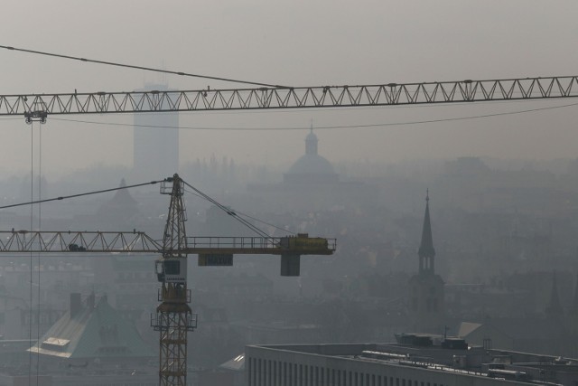 Smog w KatowicachSmog w Żywcu, Tychach i Gliwicach. To właśnie w tych miastach w czwartek rano mamy najwięcej zanieczyszczeń w powietrzu. Przekroczenia norm występują w większości województwa śląskiego. Jak podają niezależne aplikacje monitorujące jakość powietrza najgorszą sytuację mamy w Żywcu. KLIKNIJ STRZAŁKĄ W PRAWO I SPRAWDŹ DANE W MIASTACH >>>