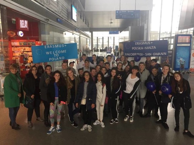 Uczniowie z San Gwann na Malcie wylądowali na poznańskim lotnisku. Tam czekali na nich koledzy z Białobrzegów.