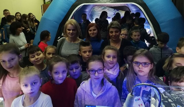 Dzieci ze szkoły w Olesznie ze swoimi opiekunkami podczas Nocy Biologów w Kielcach.