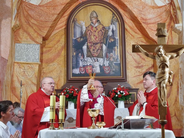 Kościółek na wzgórzu Babinek w Małogoszczu odzyskał swój blask. W odnowionej świątyni odbyła się msza święta i jej poświęcenie.