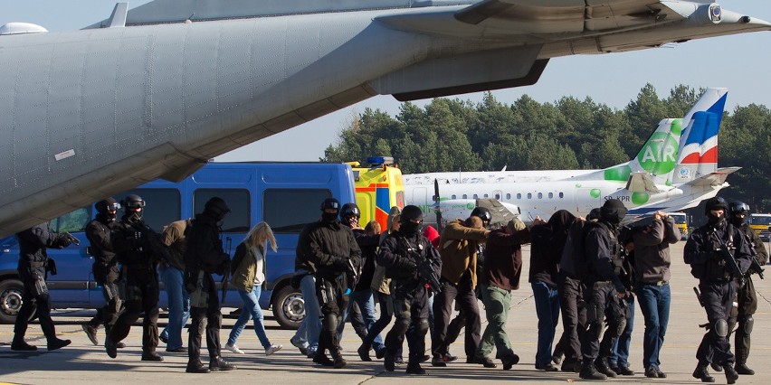 Terroryści na lotnisku w Pyrzowicach. Uprowadzony samolot odbity [ZDJĘCIA Z ĆWICZEŃ]