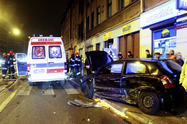 Wypadek karetki i 4 samochodów na Limanowskiego