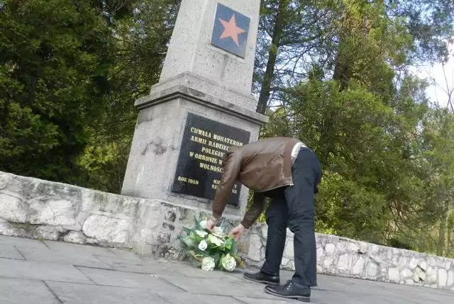Mieszkańcy Kędzierzyna-Koźla nie traktują czerwonoarmistów jako wyzwolicieli, ale mają szacunek dla pochowanych tam żołnierzy. Pod pomnikiem zawsze leżą kwiaty.